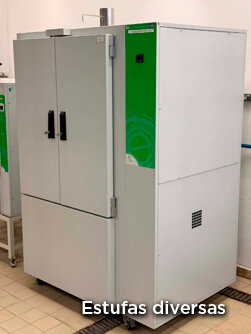 Dois homens em um laboratório de engenharia, um aponta para um painel de controle complexo com fios.