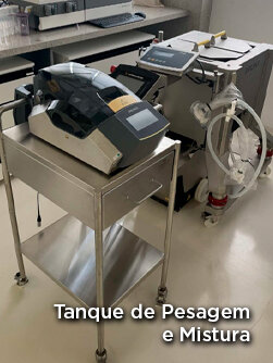 Um homem ensina outro a programar em um laboratório de informática com vários computadores.