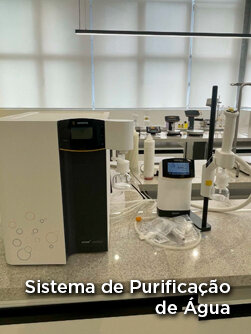 Dois homens em um laboratório de engenharia, um aponta para um painel de controle complexo com fios.