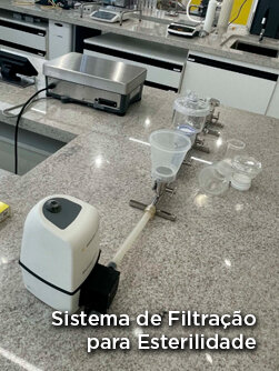 Dois homens em um laboratório de engenharia, um aponta para um painel de controle complexo com fios.