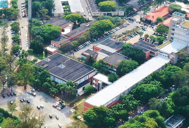 Vista aérea do Instituto Mauá de Tecnologia, com prédios, estacionamentos e vegetação.