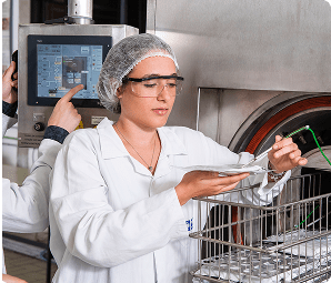 Estudante do Instituto Mauá de Tecnologia com equipamentos de laboratório.