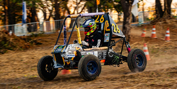 Fotografia de um kart em pista de terra