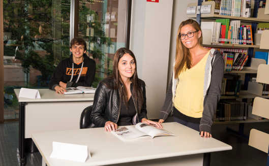 Alunos do Instituto Mauá de Tecnologia em biblioteca
