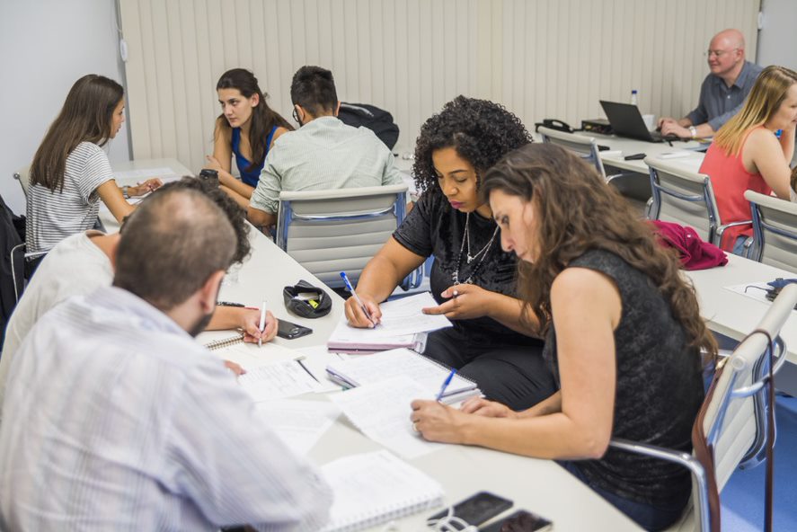 Alunos do Instituto Mauá de Tecnologia em sala de estudo