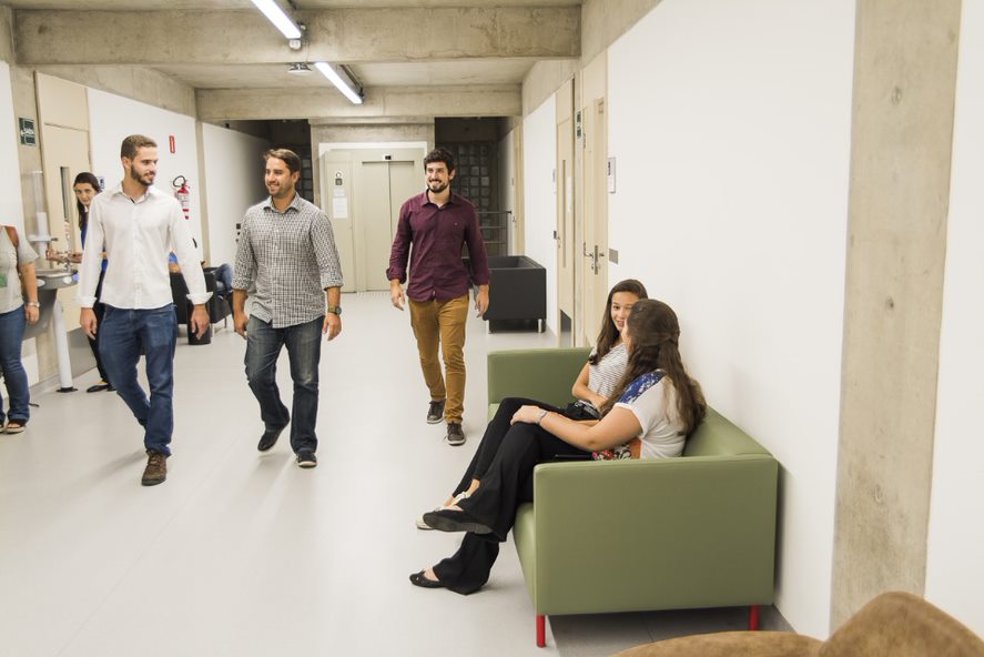 Alunos do Instituto Mauá de Tecnologia andando em corredor da instituição