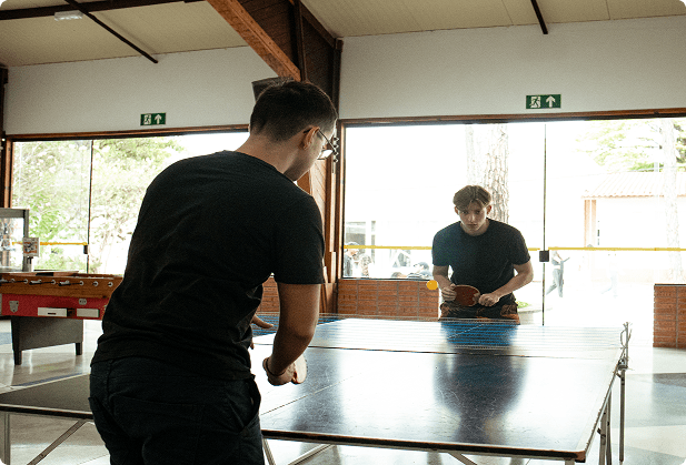 Alunos do Instituto Mauá de Tecnologia jogando tênis de mesa