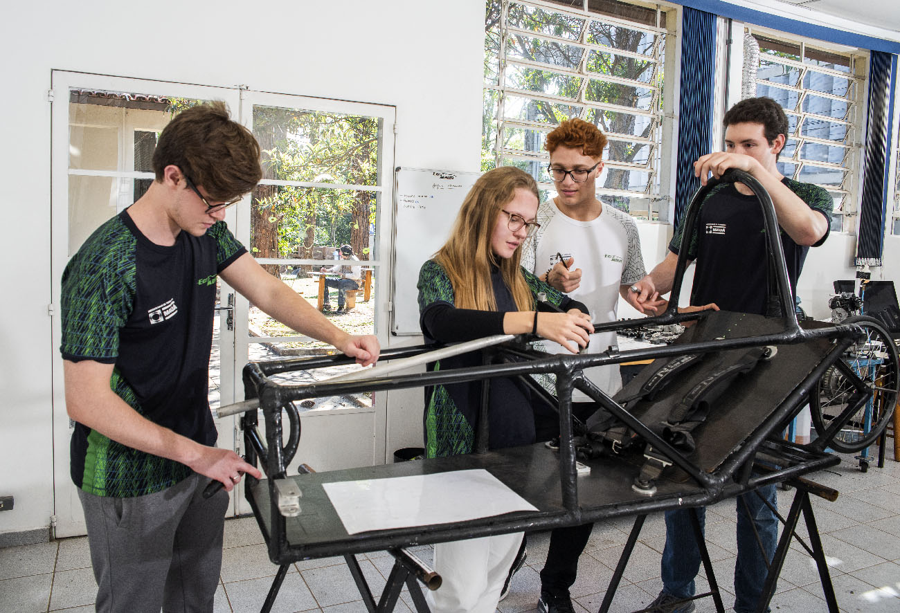 Estudantes do Instituto Mauá trabalham em um chassi de veículo de corrida.