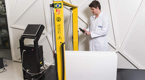 Aluno do Instituto Mauá de Tecnologia usando máquina