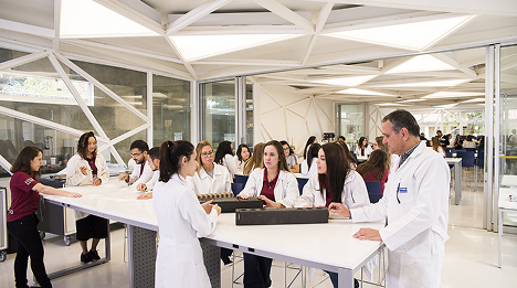 Alunos do Instituto Mauá de Tecnologia em laboratório