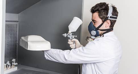 Aluno do Instituto Mauá de Tecnologia em laboratório usando ferramenta a jato
