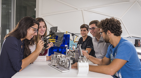Alunos do Instituto Mauá de Tecnologia em laboratório