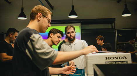 Alunos do Instituto Mauá de Tecnologia em laboratório