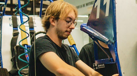 Aluno do Instituto Mauá de Tecnologia em laboratório de automobilística