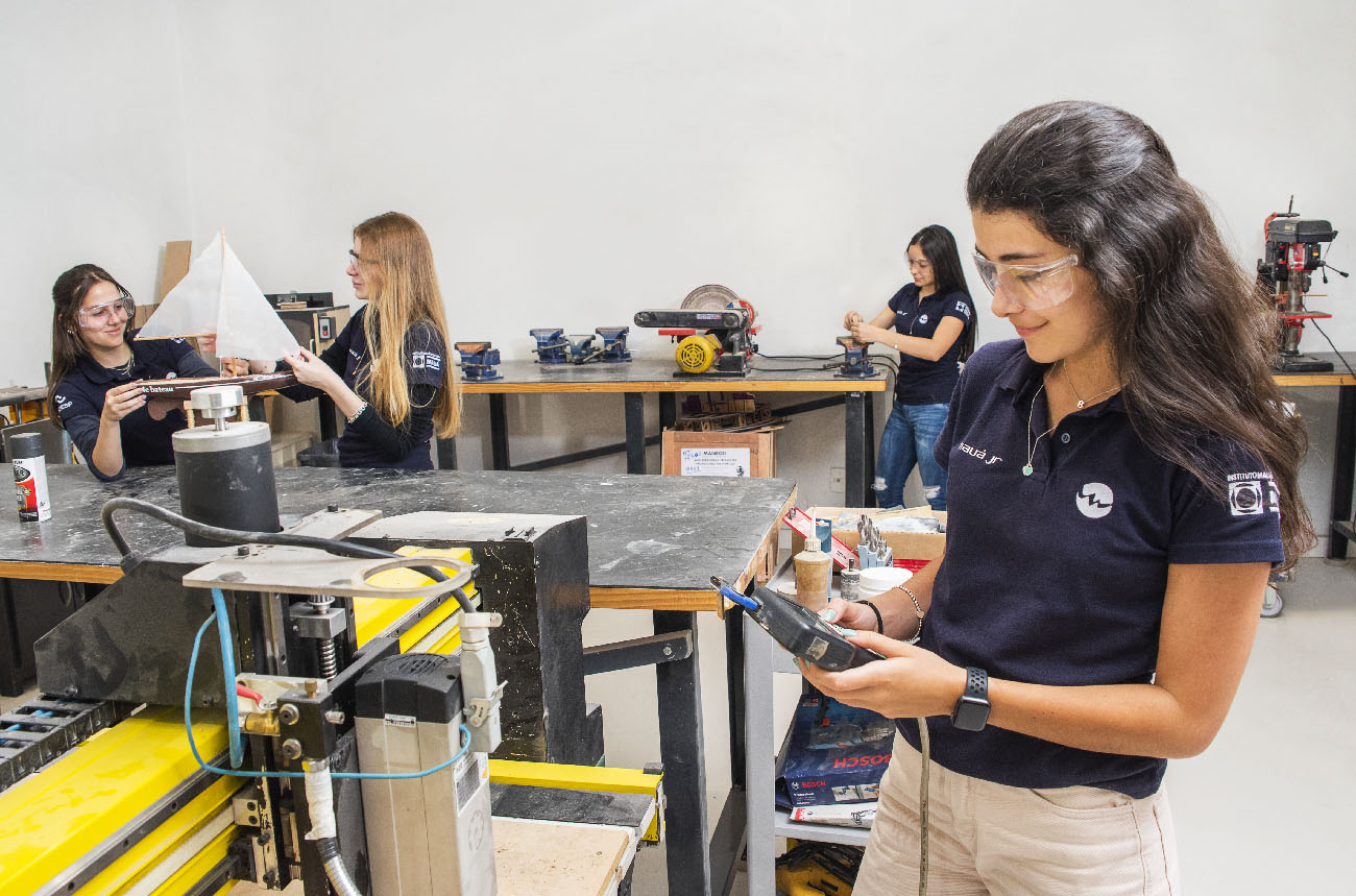 Aluna do Instituto Mauá de Tecnologia usa equipamento eletrônico em laboratório