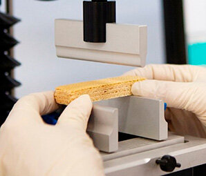 Ensaio de resistência realizado em laboratório para avaliação da estrutura e qualidade do material.