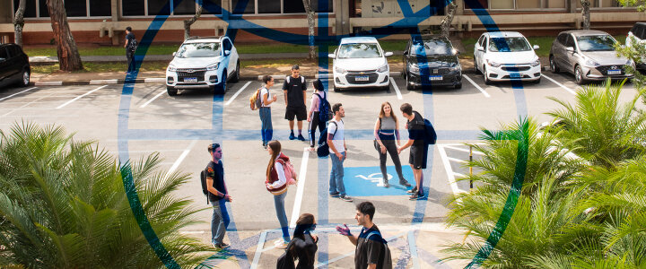 Estudantes em um estacionamento com carros estacionados e sinalização de acessibilidade.