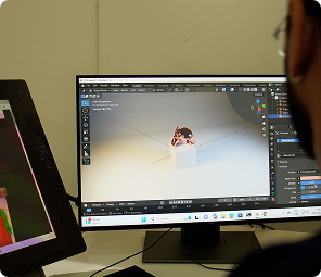 Estudante no Instituto Mauá de Tecnologia modelando em 3D um objeto em um computador com software de design.