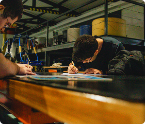Alunos do Instituto Mauá de Tecnologia estudando em laboratório