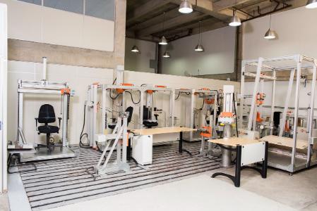 Laboratório com equipamentos de teste, cadeiras e mesas de trabalho, no Instituto Mauá de Tecnologia.