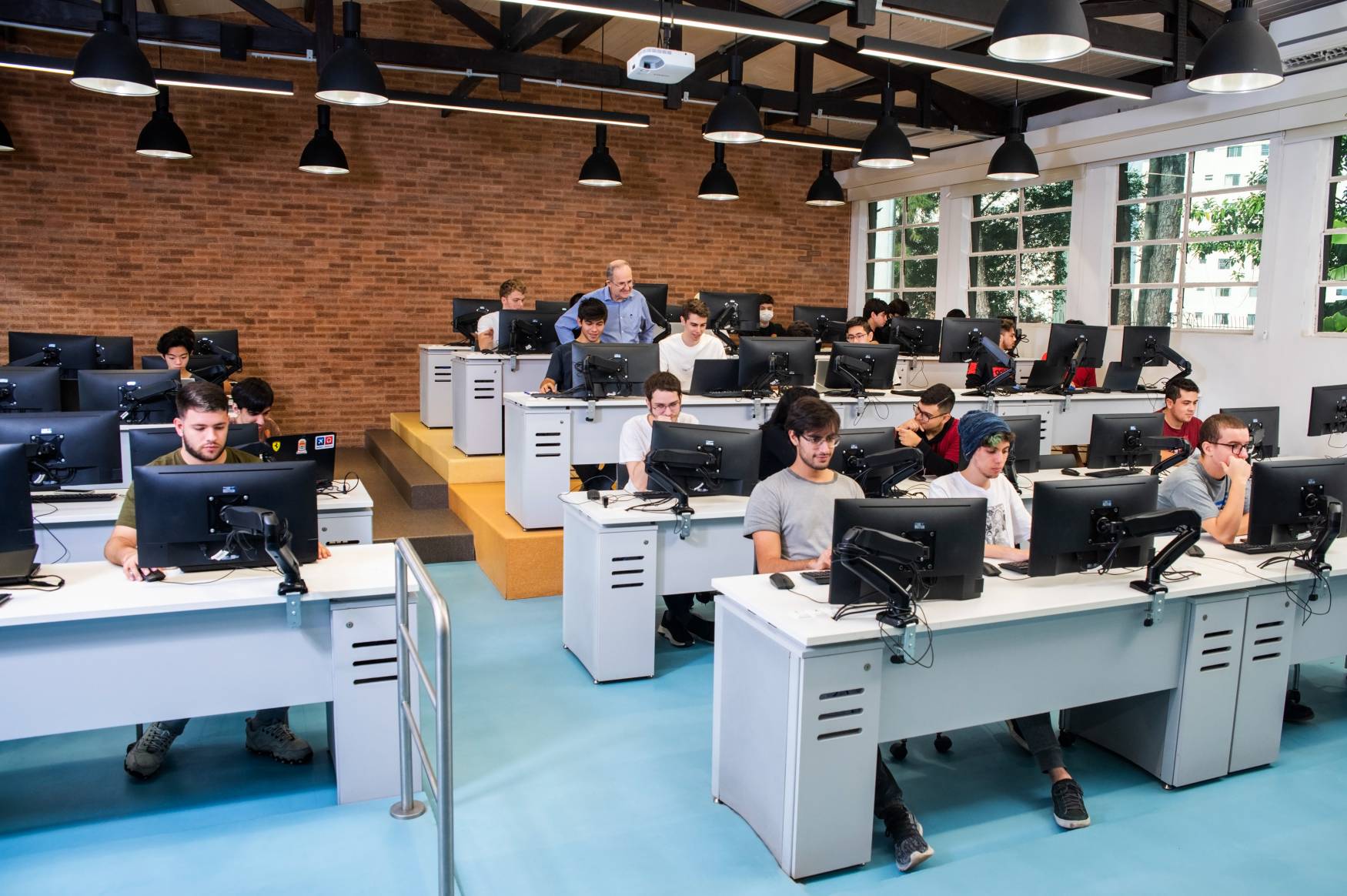Alunos do Instituto Mauá de Tecnologia estudam com computadores em laboratório