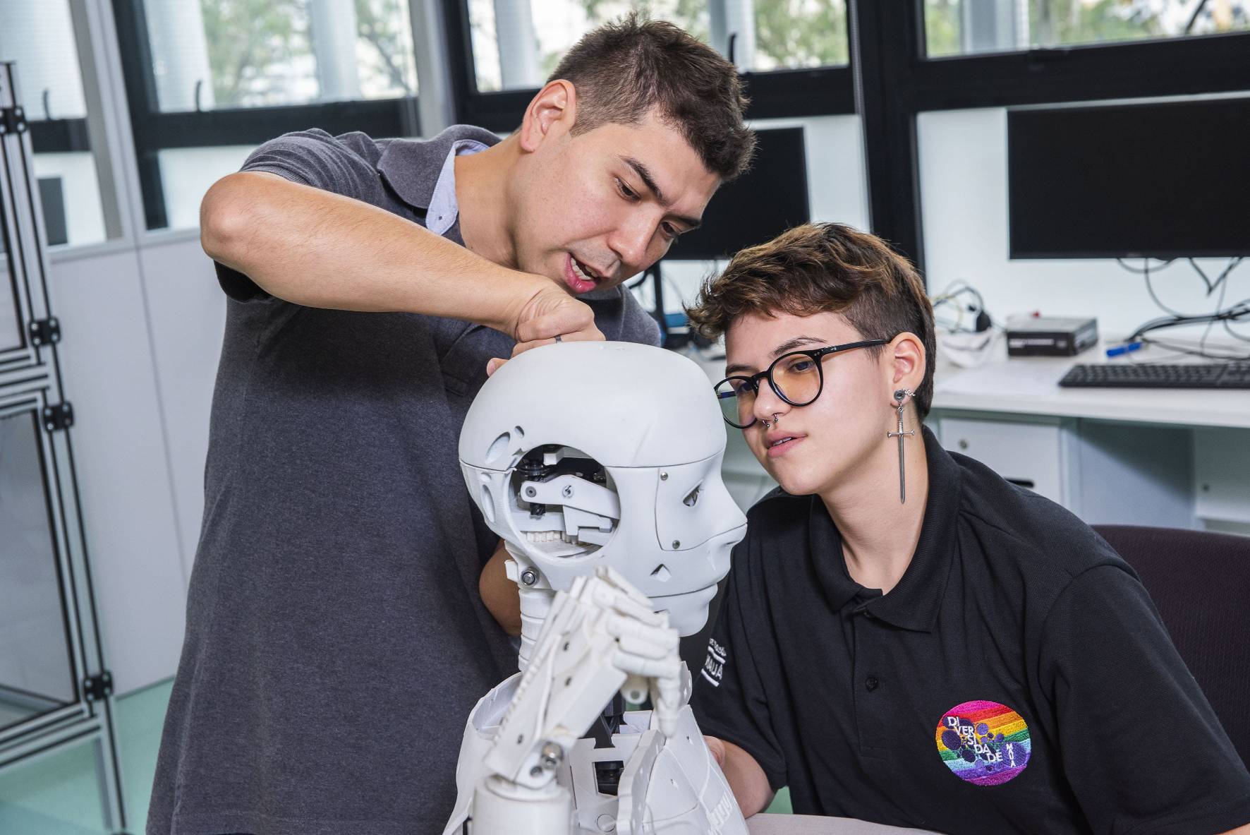 Estudantes do Instituto Mauá de Tecnologia trabalham em um robô humanoide.