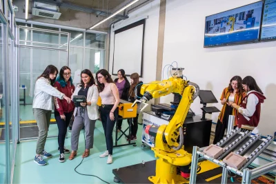 Alunas do Instituto Mauá de Tecnologia testam robô em laboratório do instituto