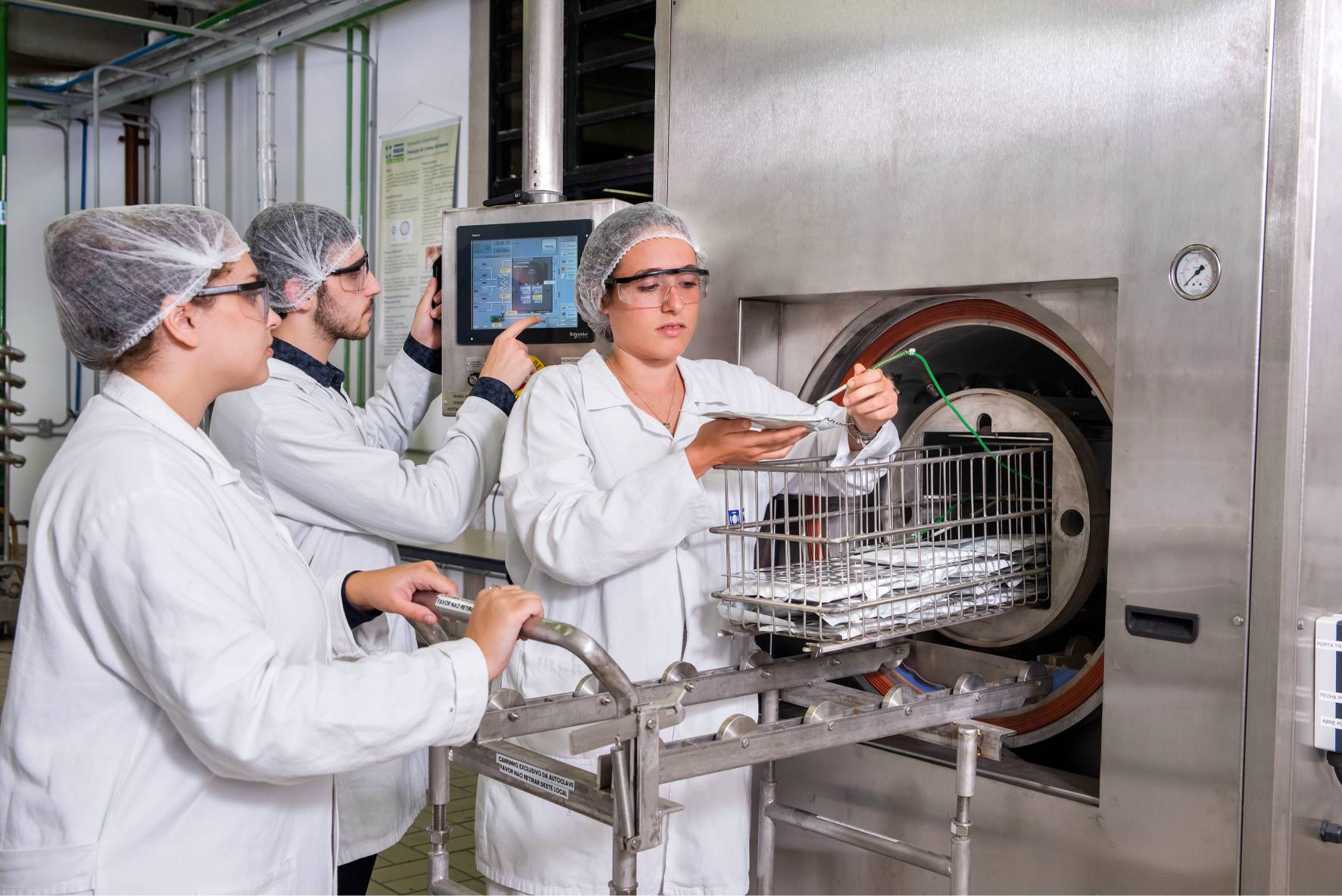 Alunos do Instituto Mauá de Tecnologia usam equipamento em laboratório de mecânica do campus