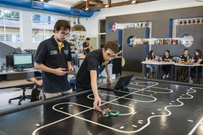 Alunos do IMT em laboratório de robótica testando carts em mesa