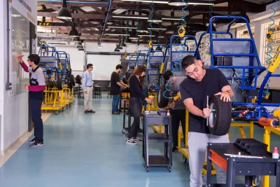 Estudantes trabalham em karts em laboratório do Instituto Mauá de Tecnologia.