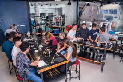 Estudantes do Instituto Mauá de Tecnologia em aula prática com materiais de engenharia.