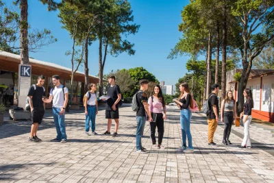 Grupo de estudantes conversando em frente ao Bloco K do Instituto Mauá de Tecnologia.