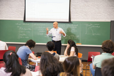 Professor explica a Curva de Laffer em sala de aula no Instituto Mauá de Tecnologia.