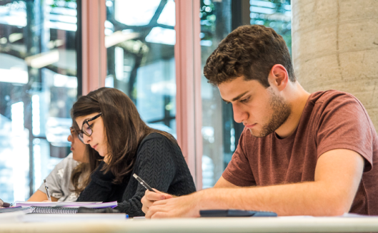 Alunos do Instituto Mauá de Tecnologia estudando em sala de aula