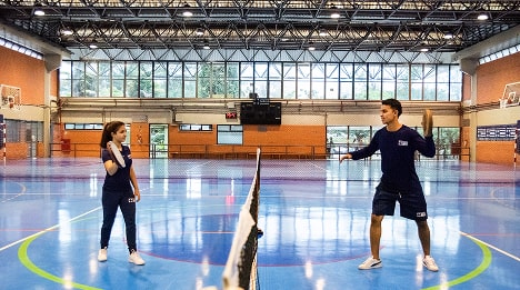 Duas pessoas jogam badminton em quadra poliesportiva do Instituto Mauá de Tecnologia.
