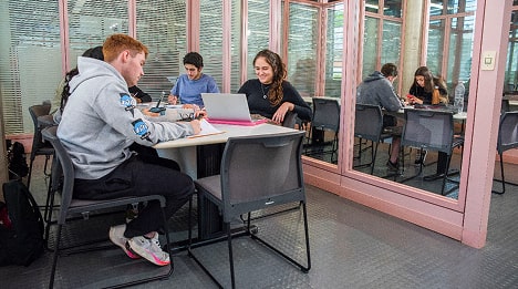 Alunos do Instituto Mauá de Tecnologia estudando em sala de aula compartilhada