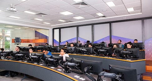 Alunos do Instituto Mauá de Tecnologia estudando em sala de aula com computadores modernos