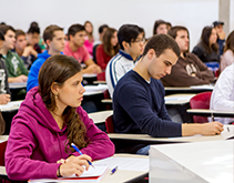 Estudantes em sala de aula, focados em aula no Instituto Mauá de Tecnologia.